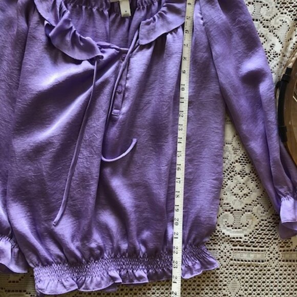 Beautiful Lavender Blouse - size Medium - Picture 6 of 8